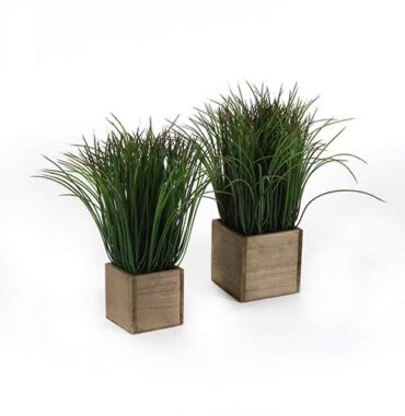 Künstliches Gras im Holztopf