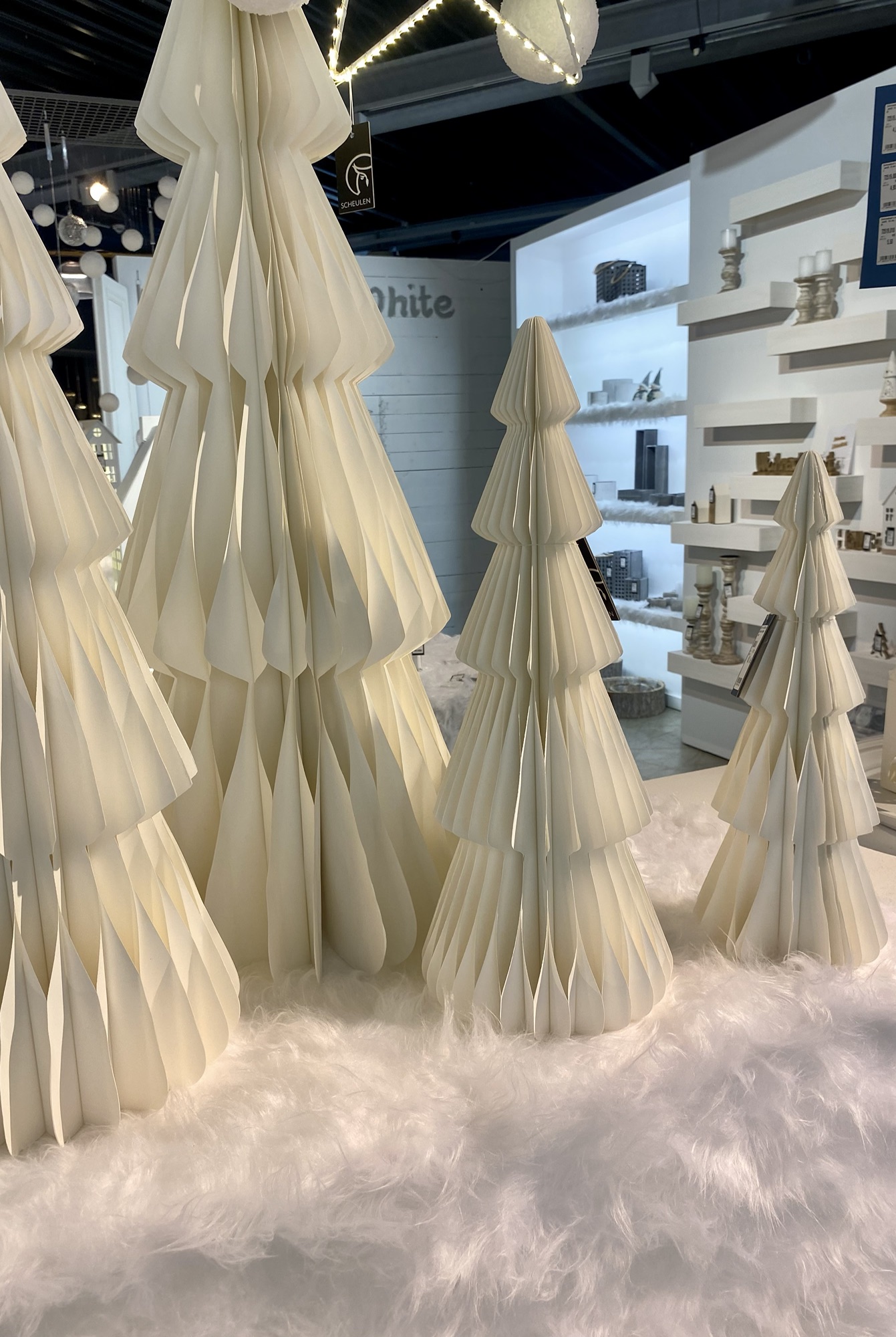 XL Christmas tree made of paper in white - 4 different sizes - Practically foldable with magnetic closure - Image 2
