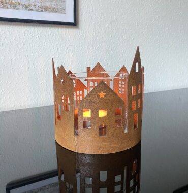 Windlicht Laterne aus Rost - Rustikales Teelicht - Häuser-Silhouette