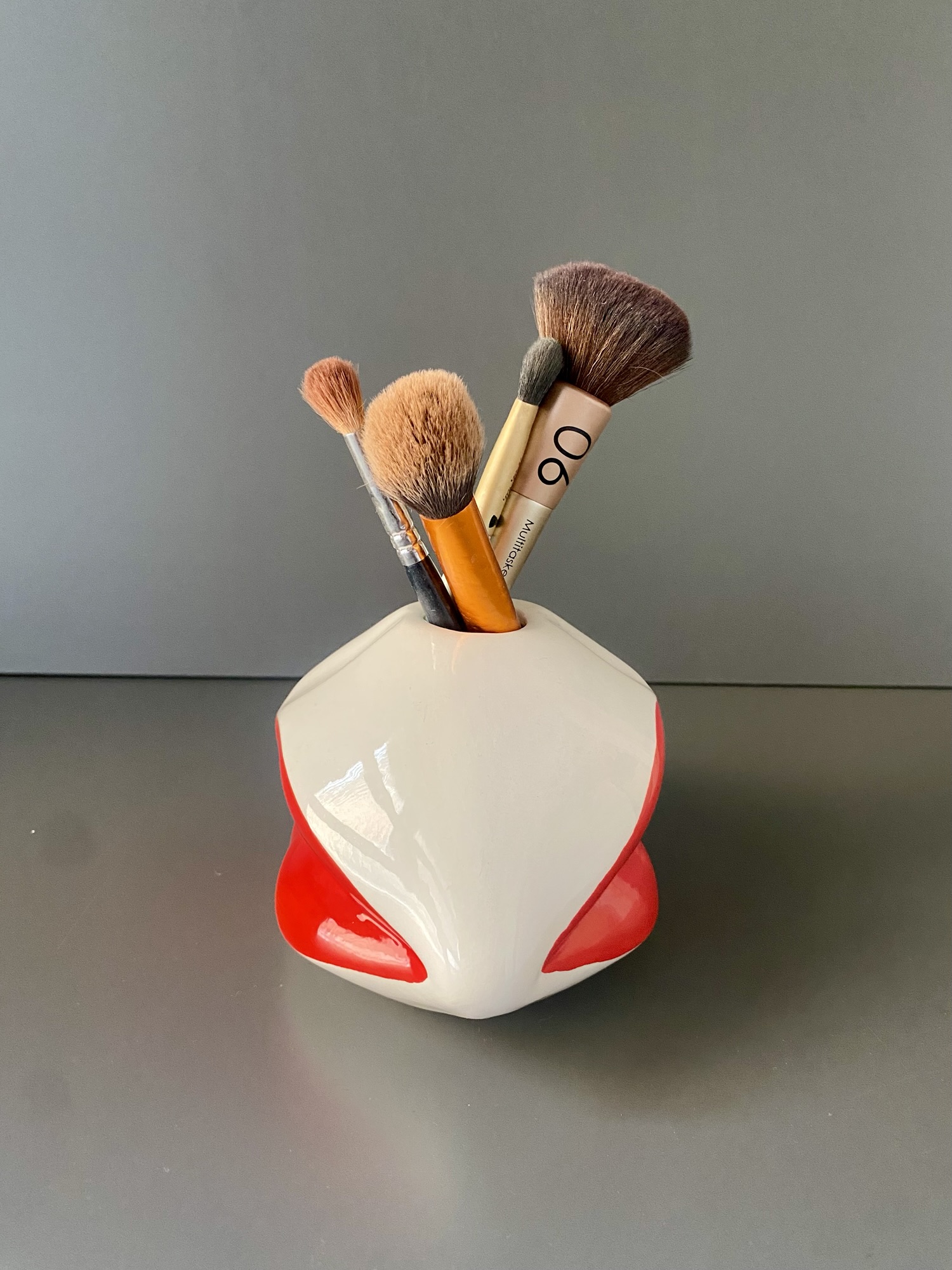 Vase with kissing mouth - Mouth vase - Red lip vase - White/red glazed - 2 sizes - Image 3