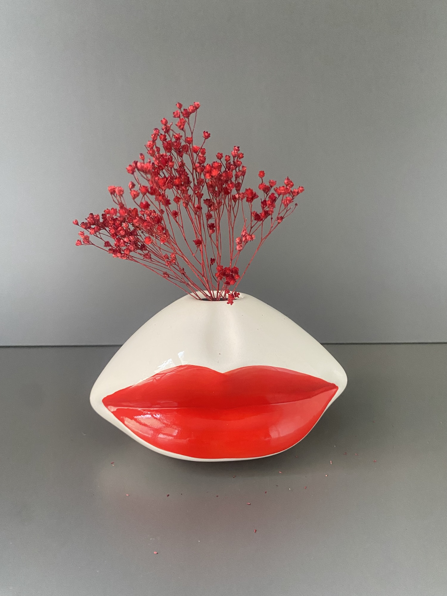 Vase with kissing mouth - Mouth vase - Red lip vase - White/red glazed - 2 sizes - Image 2