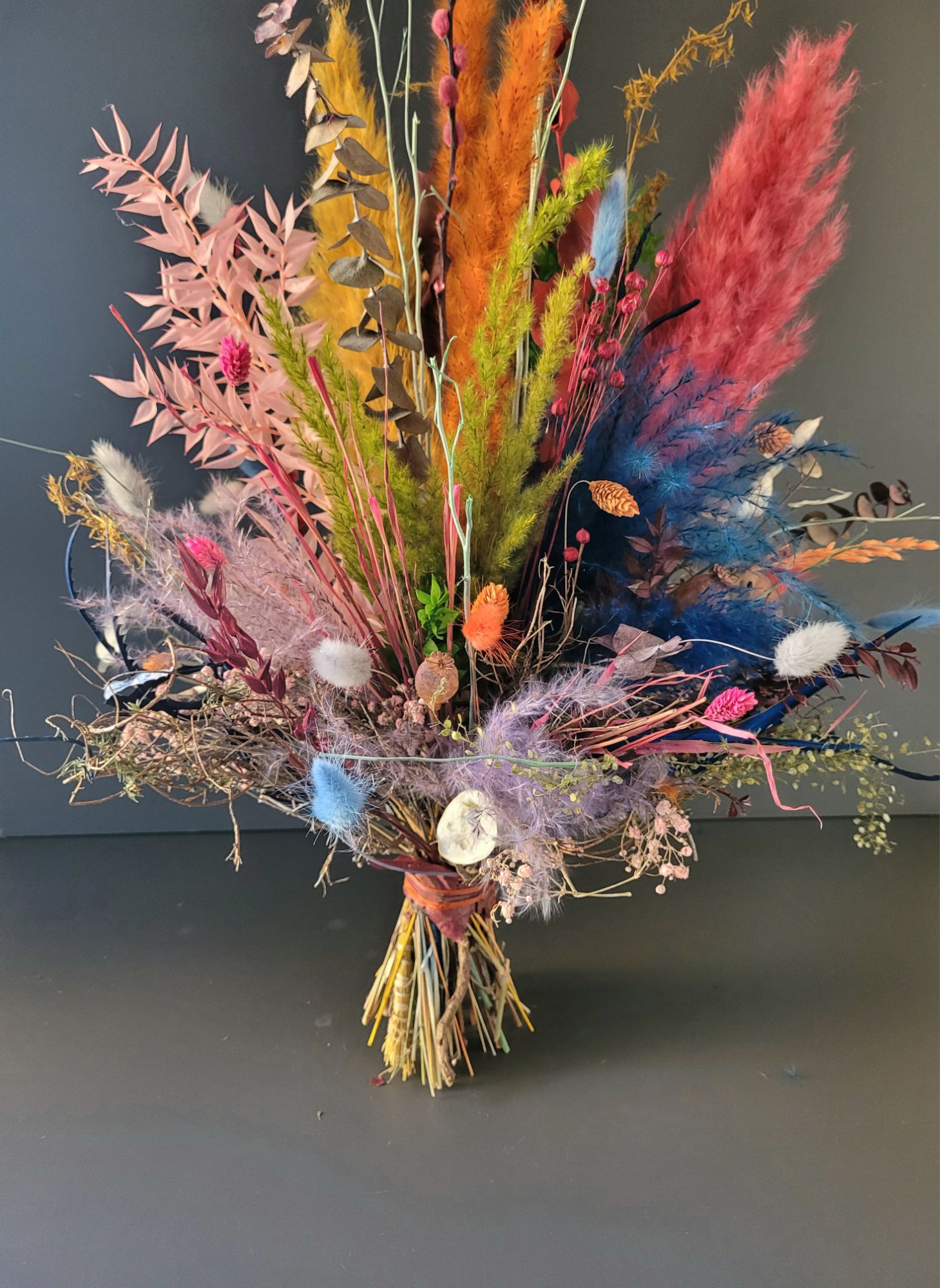 Bunter Trockenblumenstrauß "Carnevale" Farbige Dekoration mit Pampasgras & Eukalyptus – Bild 2