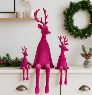 Beflockter Hirsch Kantenhocker in Pink – Rentierfigur samtig - Weihnachtsdeko edel