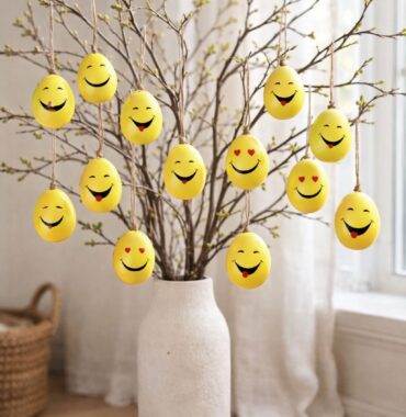 Ostereier bemalt Smiley, gelbe Deko Eier zum Aufhängen, 12er Set im Tray
