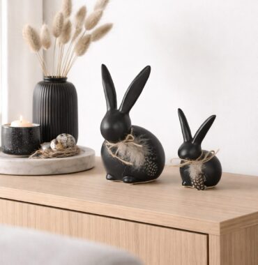 Osterhase schwarz, Osterdekoration modern, Keramik Deko Hase mit Jute und Perlhuhnfeder